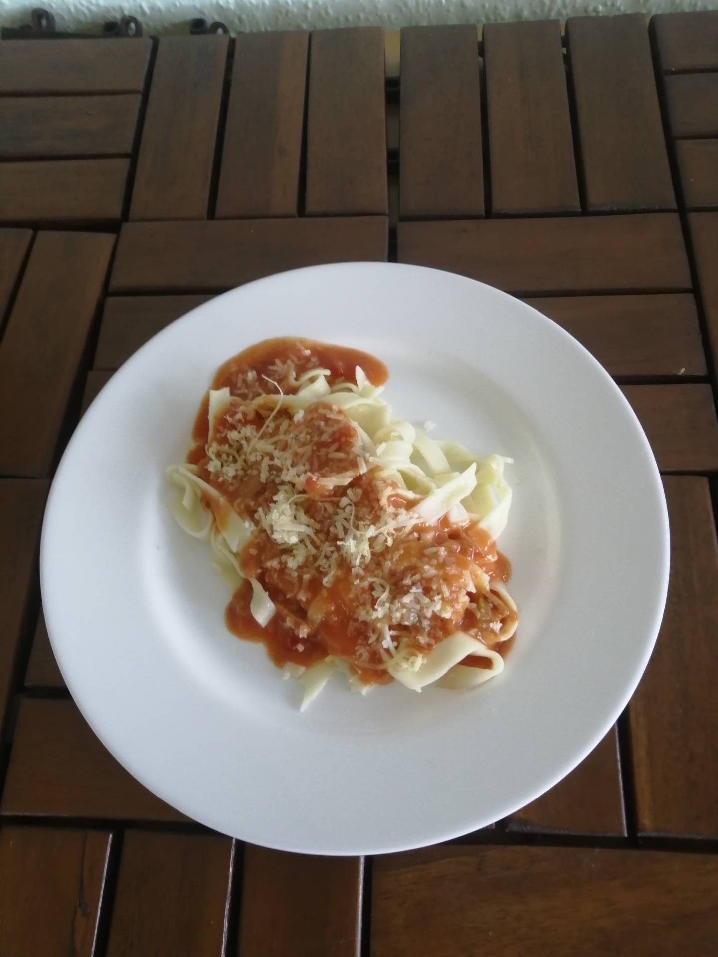 tagliatelle s tuňákem a rajčaty