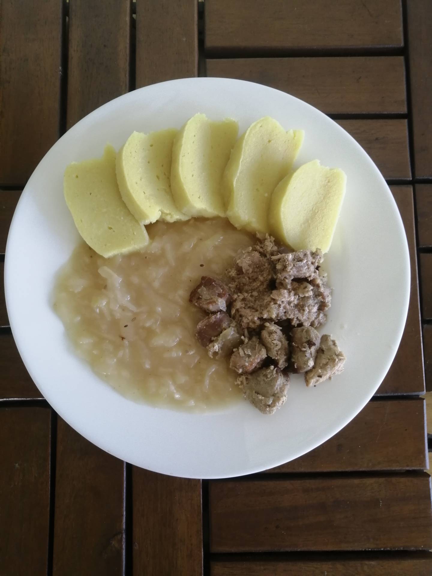 vepřové výpečky, červené hlávkové zelí, houskové knedlíky