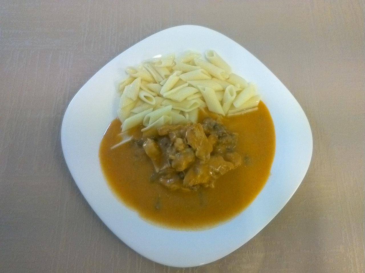 stroganov z kuřecího masa, těstoviny