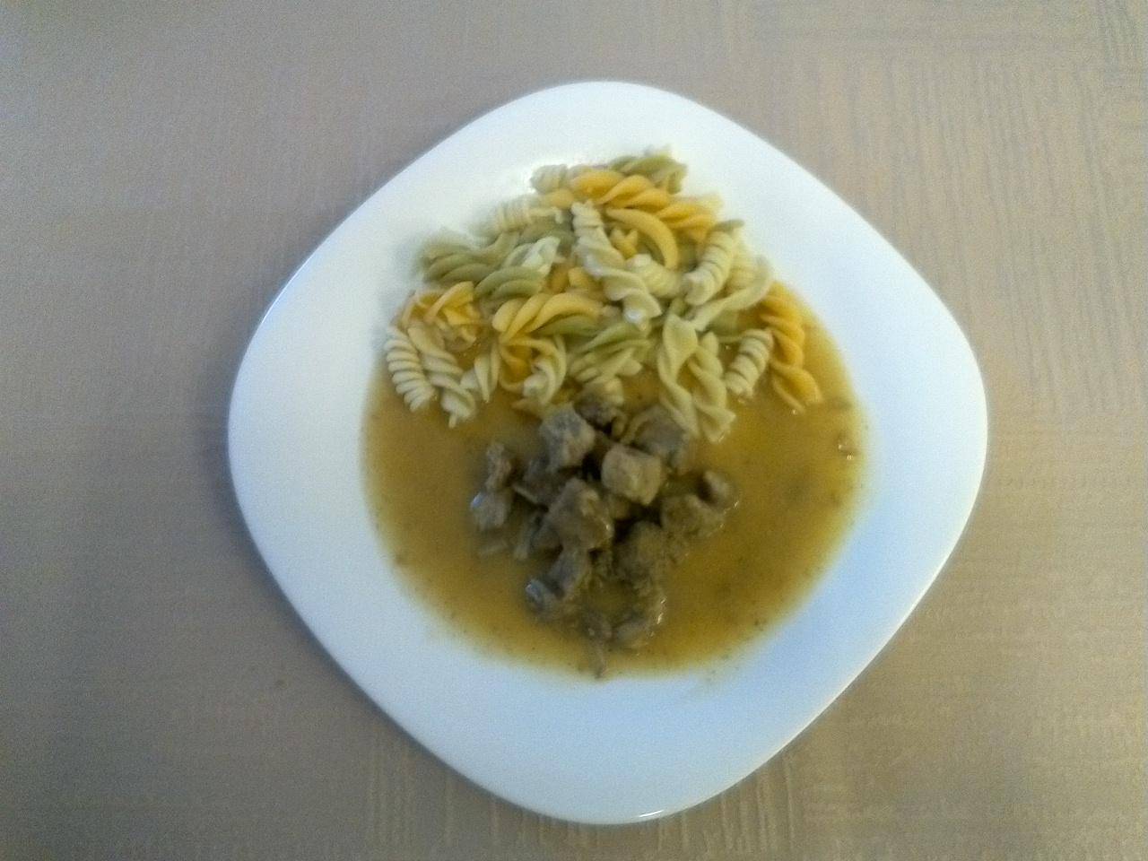 vepřové na pepři, těstoviny