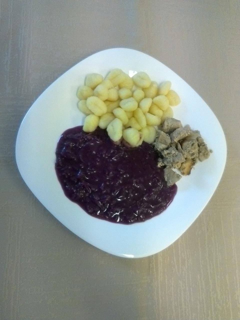 vepřové výpečky, červené zelí dušené, bramborové gnocchi