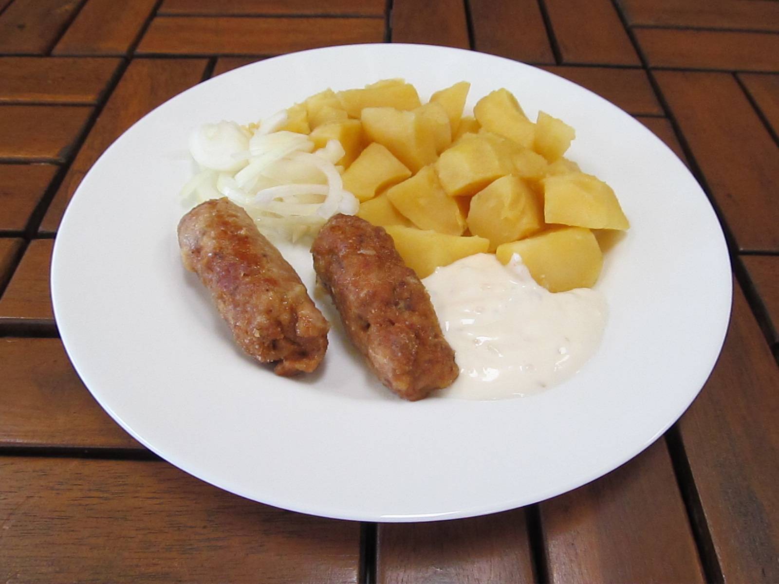 čevabčiči s hořčicí, brambory s máslem