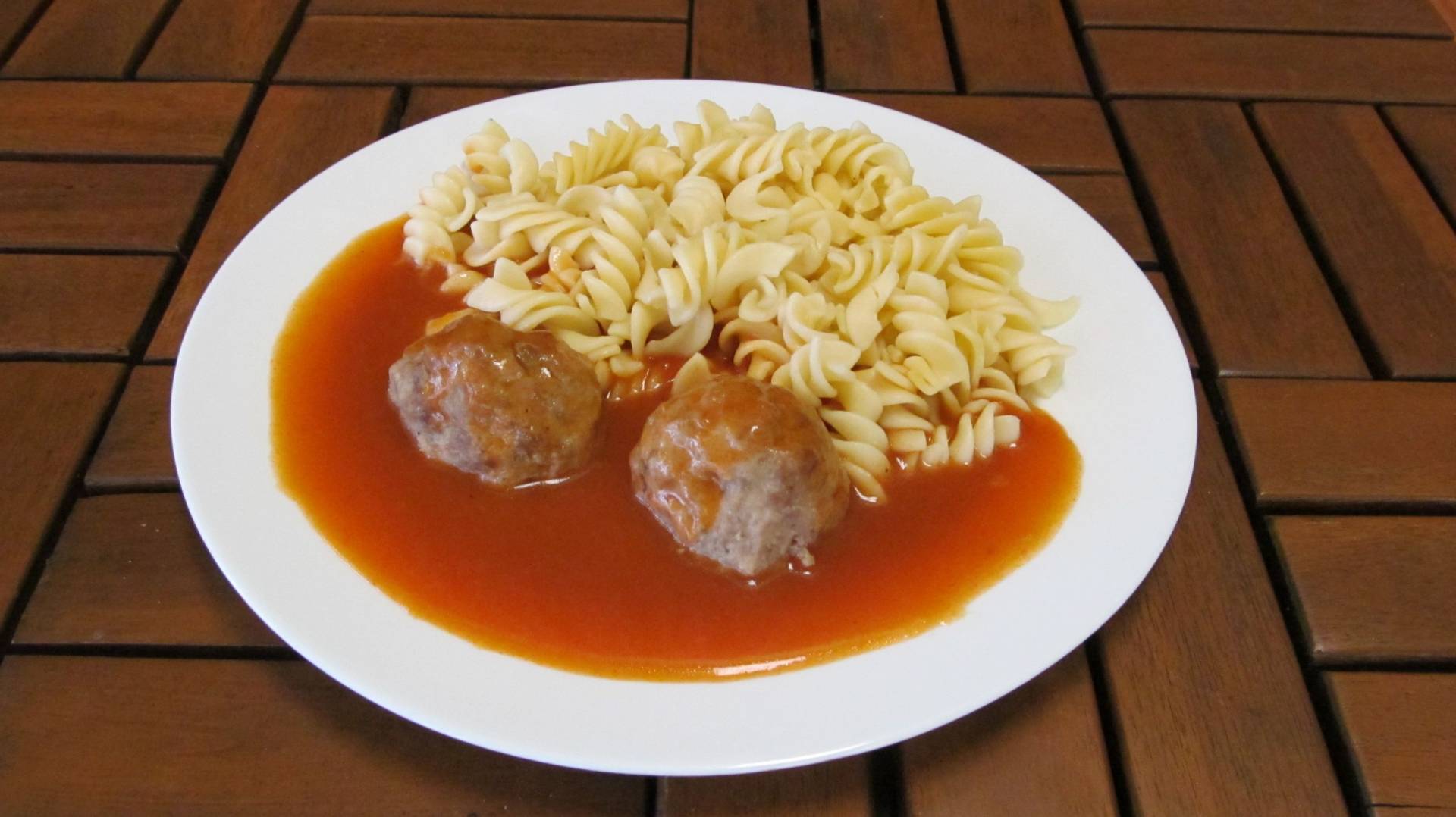 masové koule, rajská omáčka, těstoviny Penne