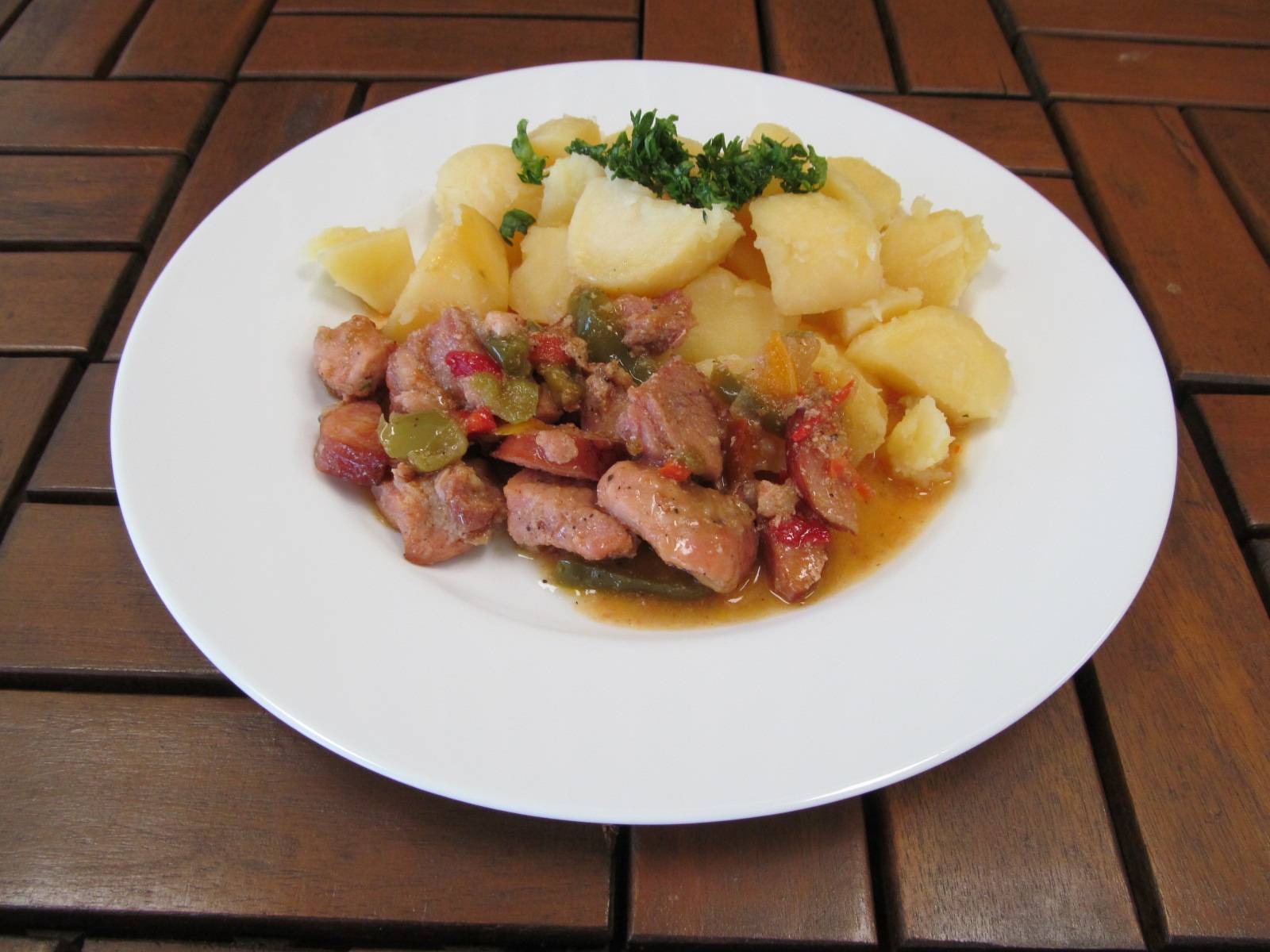 vepřové ražniči na plechu, opékané brambory
