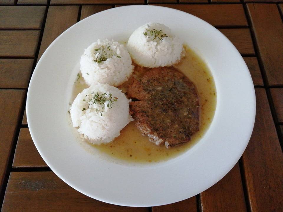 vepřová kotleta na cibuli, jasmínová rýže