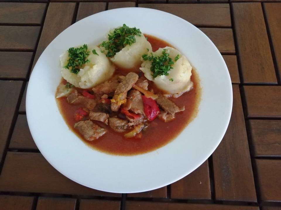 pražský flamendr ( vepřové maso, drcená rajčata, paprika ), vařené brambory