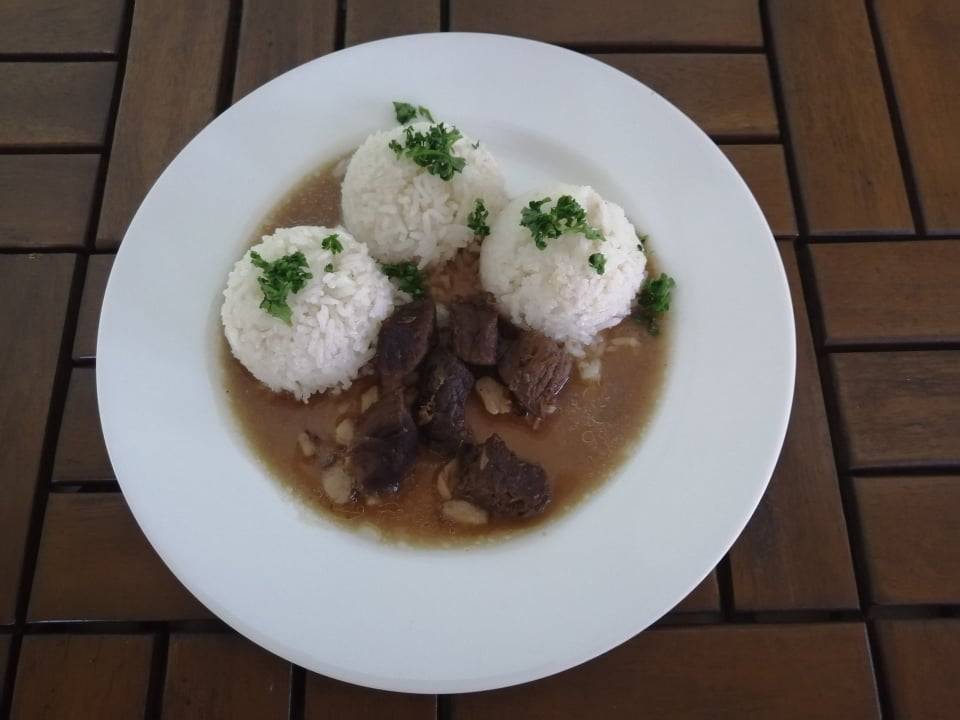 hovězí na slanině, těstovinové špecle