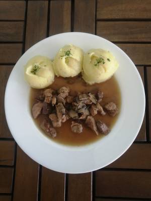 husitská směs ( vepřové maso, játra, klobása, žampiony ),vařené brambory