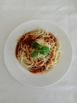 špagety s drcenými rajčaty, bazalkou, sýr Parmazán